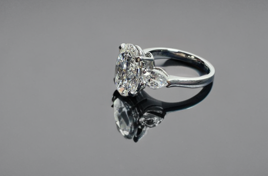 #22#5.02ct E VVS2 オーバル 三石デザインラボダイヤリング｜無改色・IGI認定ダイヤ × PT950リング