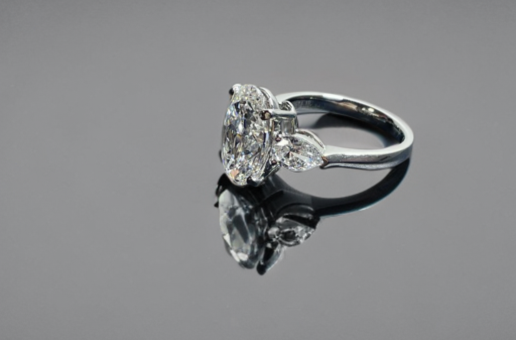 #22#5.02ct E VVS2 オーバル 三石デザインラボダイヤリング｜無改色・IGI認定ダイヤ × PT950リング
