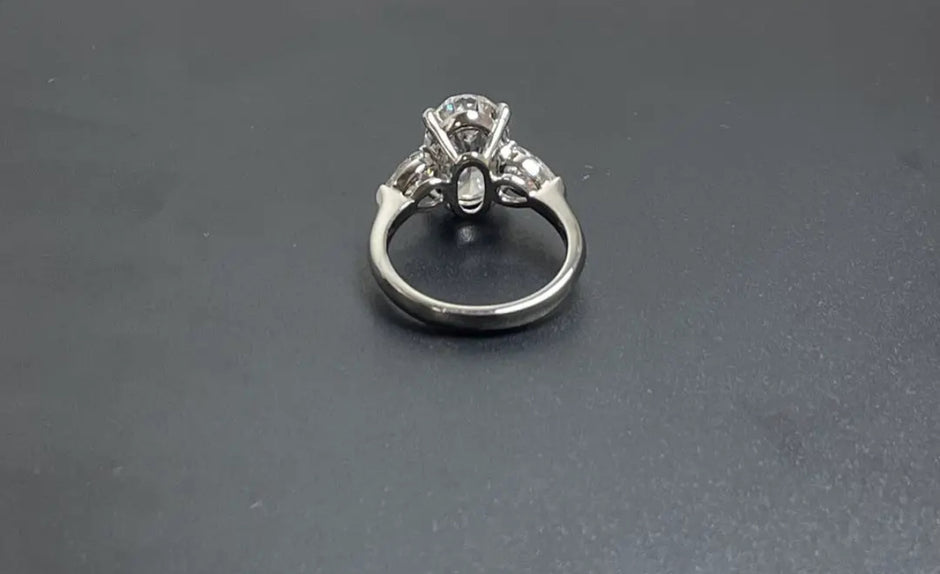 #22#5.02ct E VVS2 オーバル 三石デザインラボダイヤリング｜無改色・IGI認定ダイヤ × PT950リング