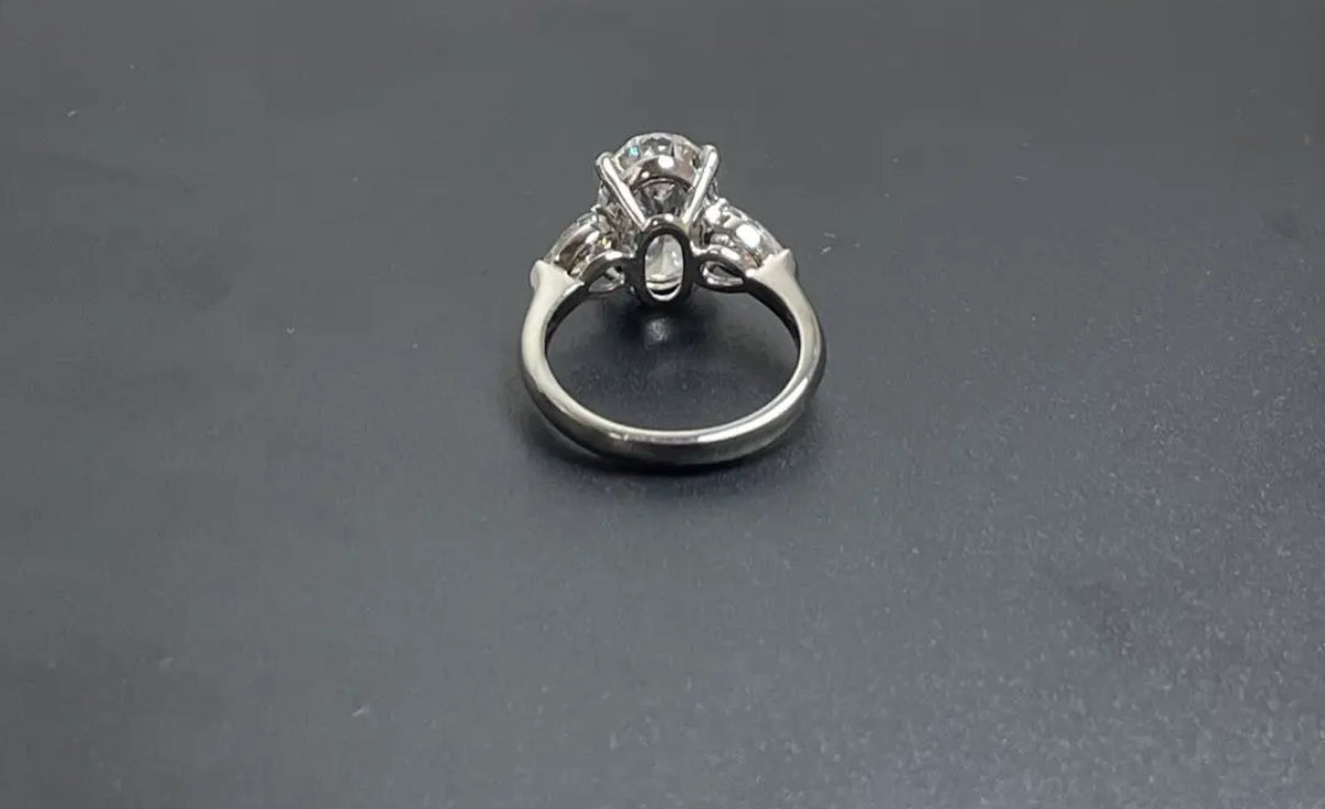 #22#5.02ct E VVS2 オーバル 三石デザインラボダイヤリング｜無改色・IGI認定ダイヤ × PT950リング