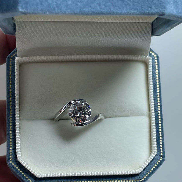 Dカラー VVS2 包み込みデザイン リング｜無改色ラボダイヤ・IGI認定・PT950