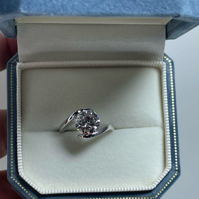 Dカラー VVS2 包み込みデザイン リング｜無改色ラボダイヤ・IGI認定・PT950