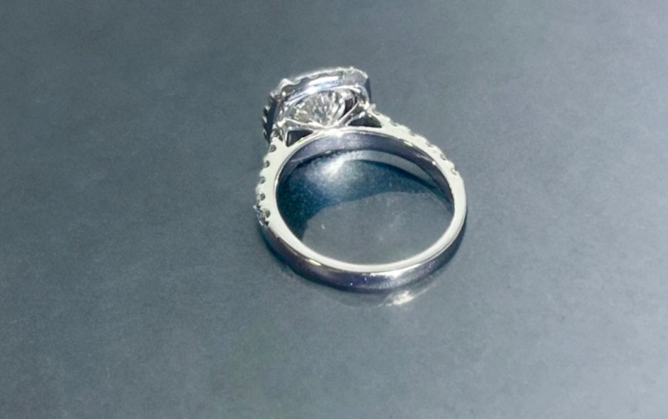ラボグロウンダイヤモンドリング 無改色2.0ct D VS1 IDEAL PT950 脇石0.8ct IGI鑑定書付
