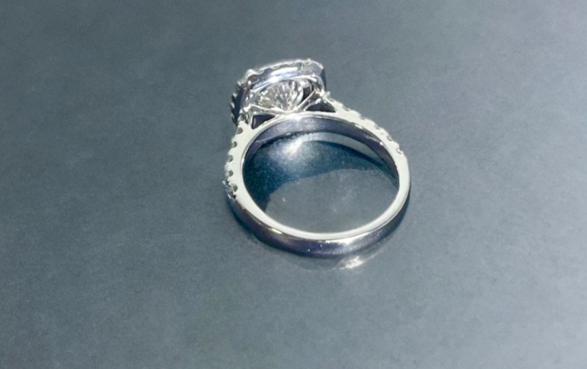 ラボグロウンダイヤモンドリング 無改色2.0ct D VS1 IDEAL PT950 脇石0.8ct IGI鑑定書付