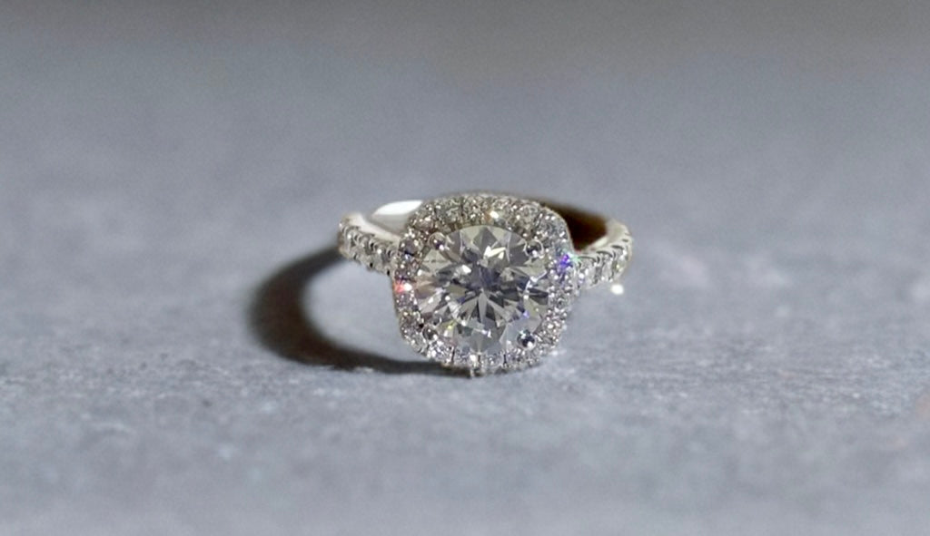ラボグロウンダイヤモンドリング 無改色2.0ct D VS1 IDEAL PT950 脇石0.8ct IGI鑑定書付