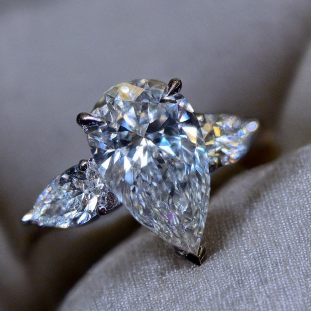 2.09ct Eカラー VS1 ペアシェイプ スリーストーン リング｜無改色ラボダイヤ・IGI認定・PT950