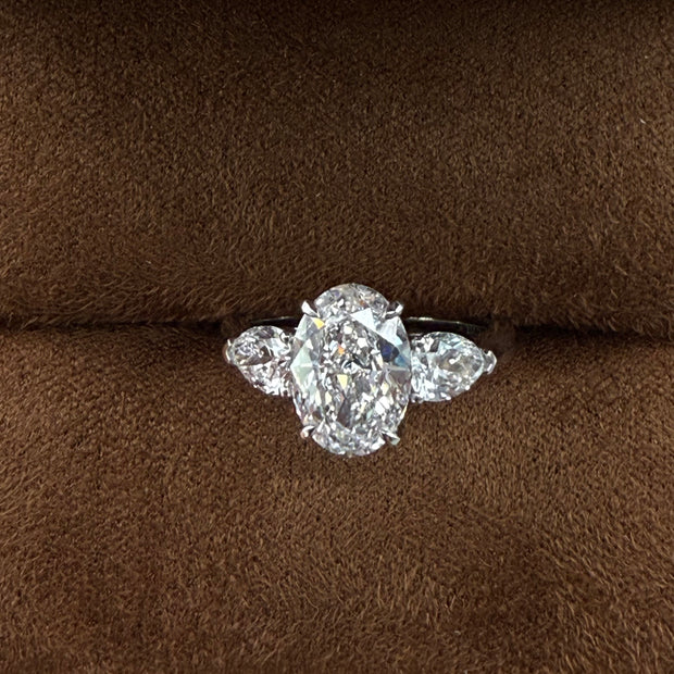 2.23ct Eカラー VS1 オーバルカット スリーストーン リング｜無改色ラボダイヤ・IGI認定・PT950